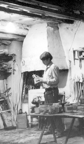 El pintor, a la edad de 20 años, trabaja en su estudio alcoyano de la calle Entença. El espacio físico siempre ha sido esencial en la vida del artista, e importante para el devenir de su labor creativa.