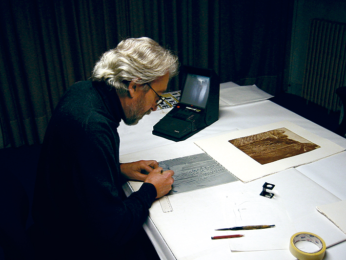 Antoni Miro fent una obra gràfica, 2001