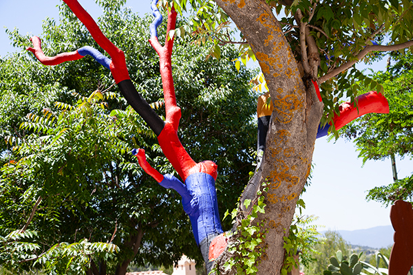 LAND ART 2010, (pintura sobre arbre sec, efímer) Antoni Miró 