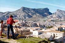 Antoni Miró pintant Alcoi