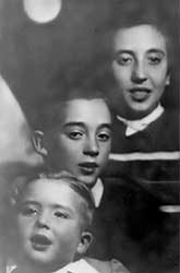 Toni amb el seus germans, 1946