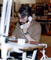 Antoni Miró parlant al estudi