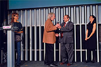 Antoni Miró rebent 'Premi Individual a la Trajectòria Artística i Social'