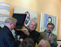 Antoni Miró rebent 'Premi Micalet d’Honor Extraordinari'