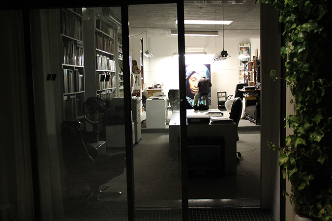 Antoni Miró treballant a la nit